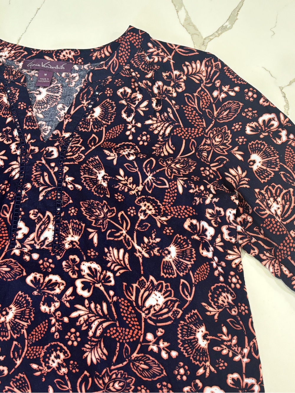 Gloria Vanderbilt Nova Navy Coral Floral V-Neck Tunic Blouse Top Bell Sleeve M - Picture 4 of 16